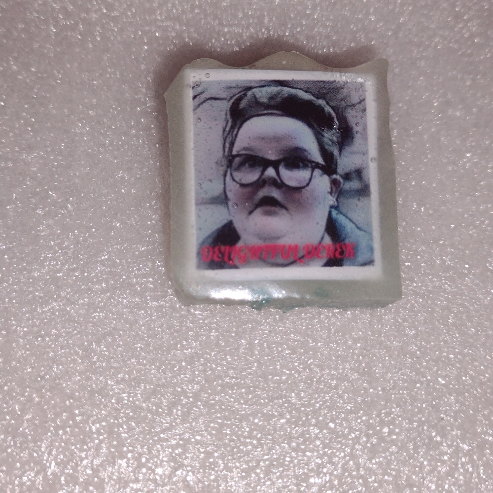 STRANGER THINGS 5 "DELIGHTFUL DEREK" 80'S GLOW ART PIN - Picture 11 of 11